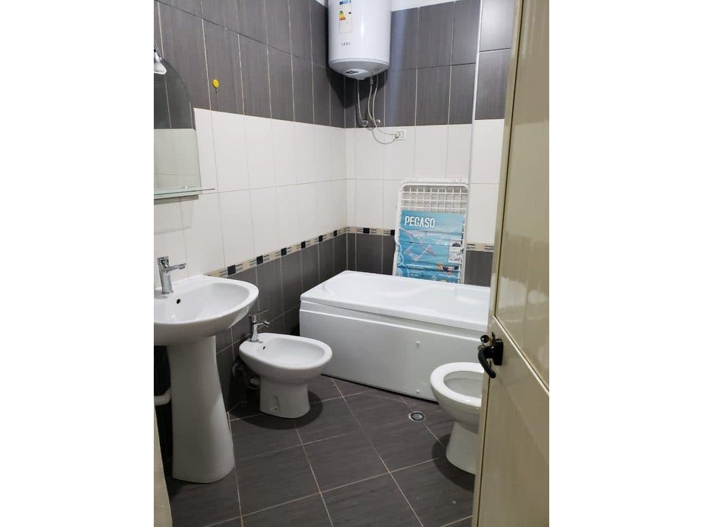 JEPET APARTAMENT 2+1+2 ME QERA TE STACIONI I TRENIT 75.000 LEKE 3