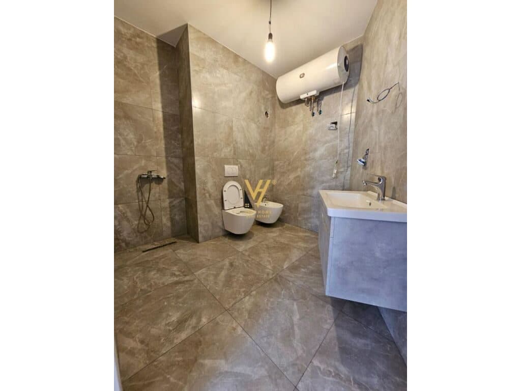 Shitet Apartament 1+1+ballkon te Rruga Petro Nini Luarasi 70 m2 4