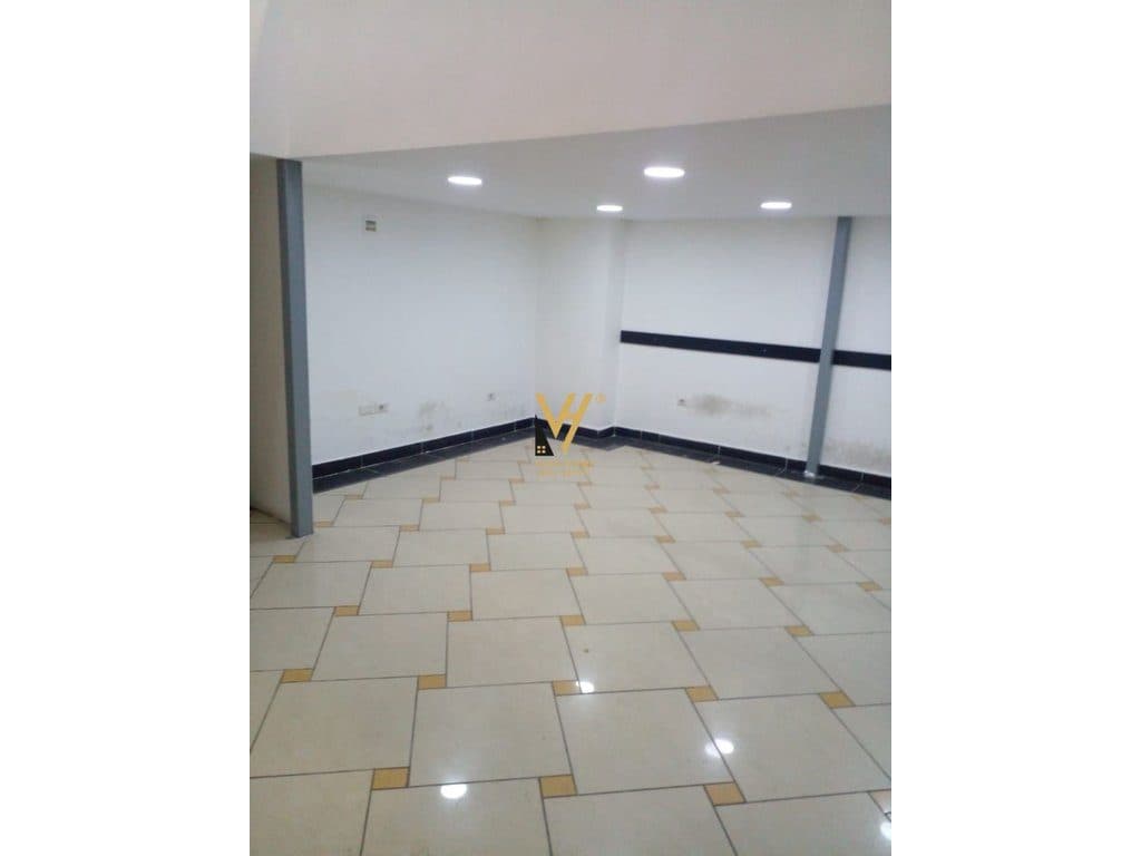 JEPET AMBIENT 60 M2 ME QERA TE RRUGA E BARRIKADAVE 60.000 LEKE 2