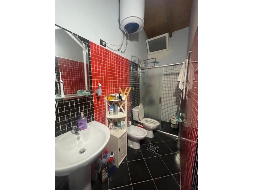 Jepet Apartament 2+1+ballkon me qera te Komuna e Parisit 100 m2 3