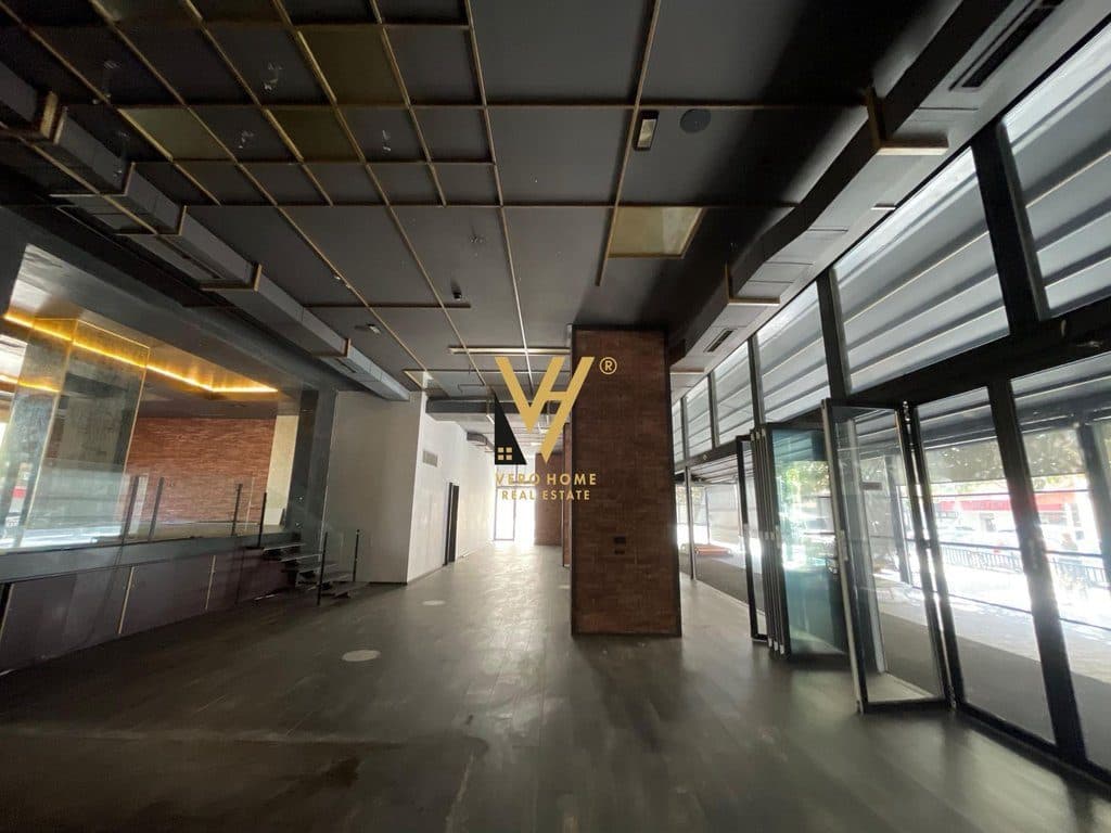 SHITET AMBIENT KOMERCIAL 440 M2 TE 21 DHJETORI 1.320.000 EURO 2