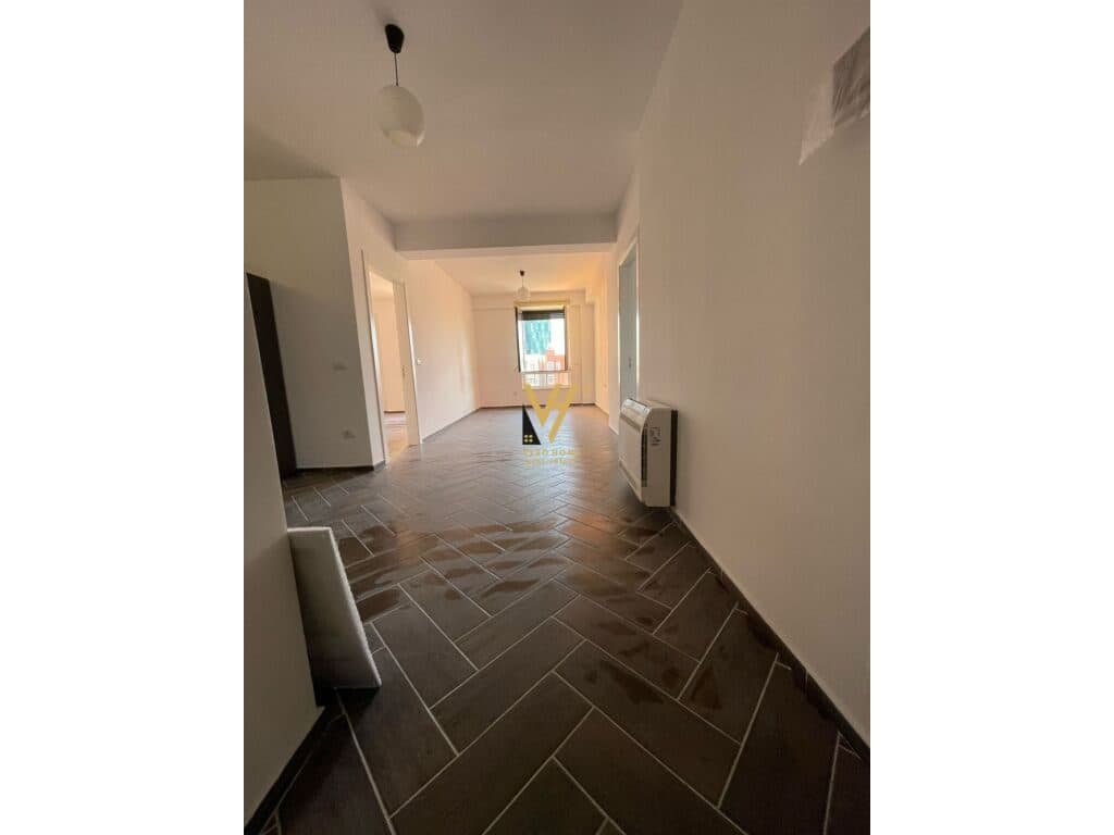 JEPET ZYRE 91M2 ME QERA TE MYSLYM SHYRI 1.000 EURO 2