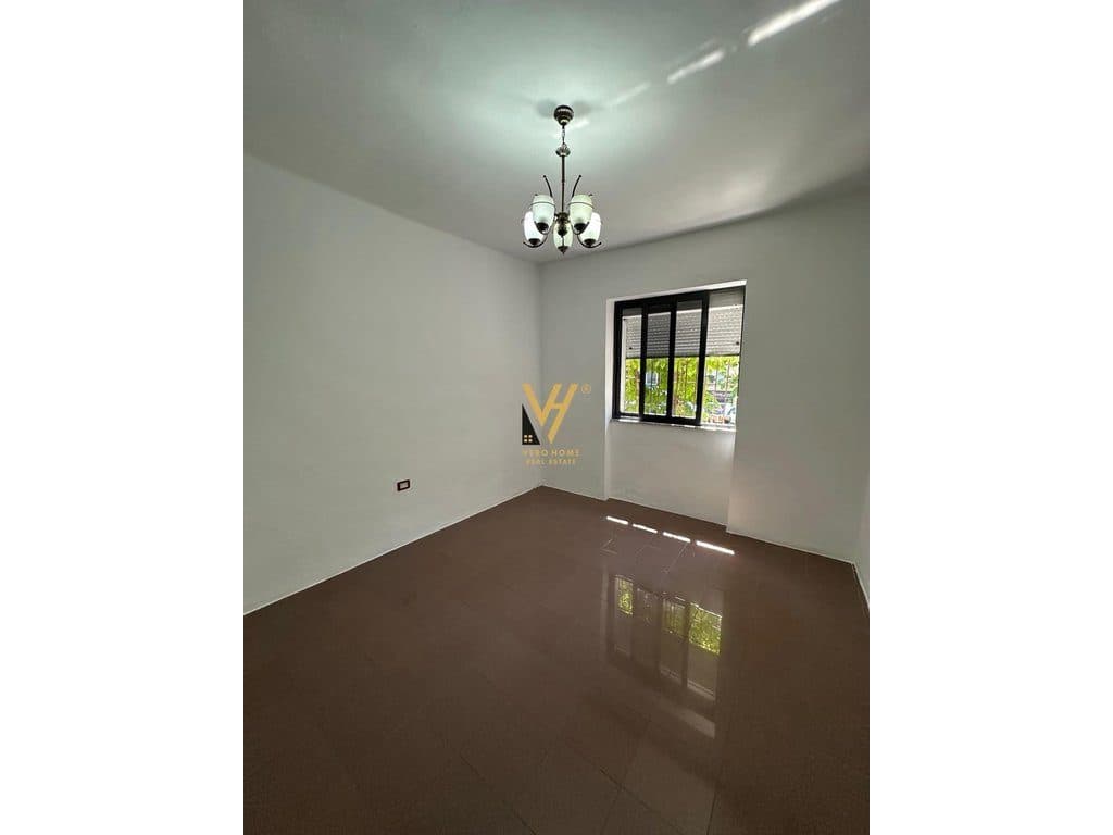 JEPET AMBIENT BIZNESI 72 M2 ME QERA TE RRUGA E DURRESIT 1.300 EURO