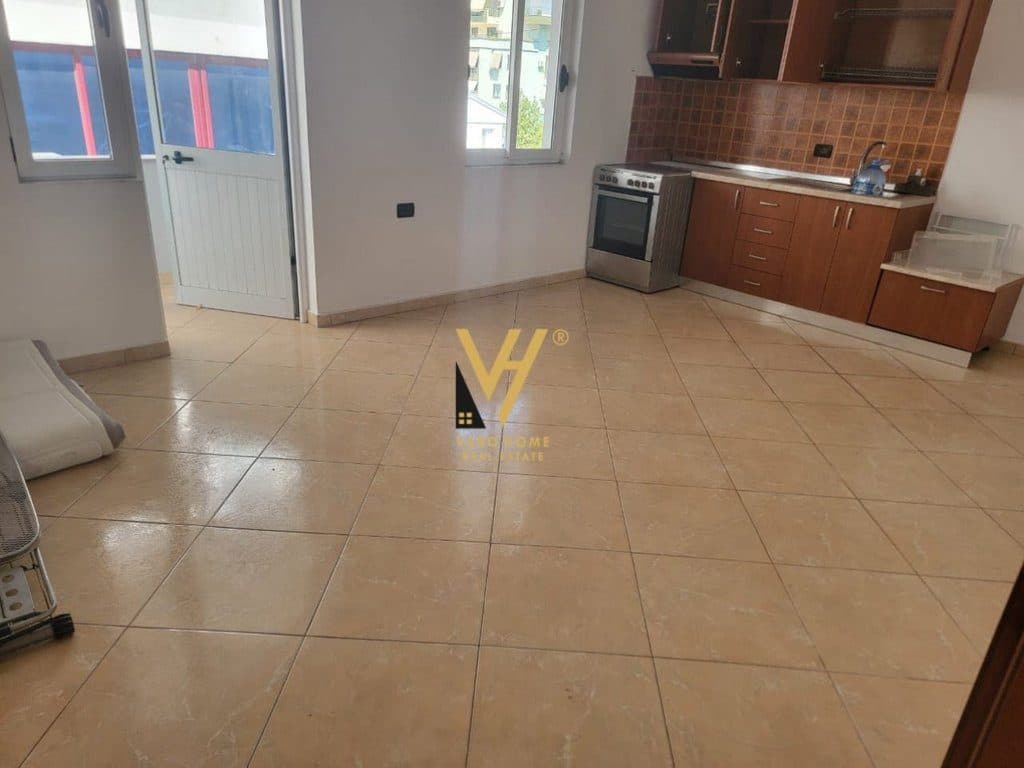 JEPET ZYRE 70 M2 ME QERA TE 5 MAJI 300 EURO