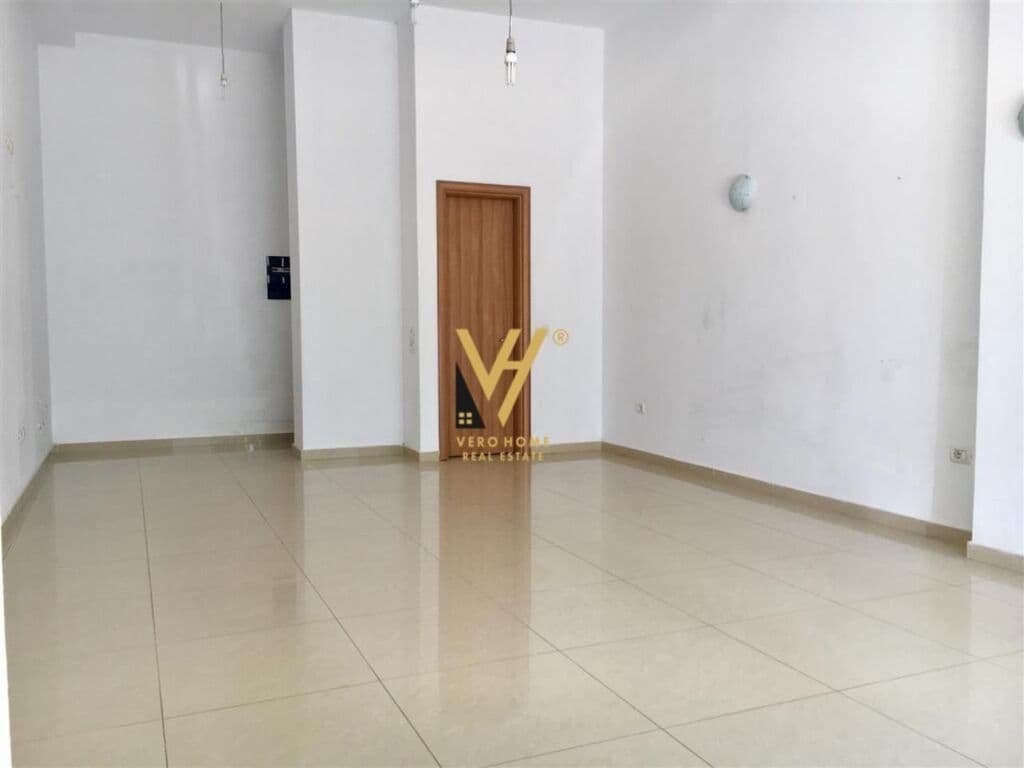 Shitet dyqan te Rruga e Barrikadave 40 m2 1