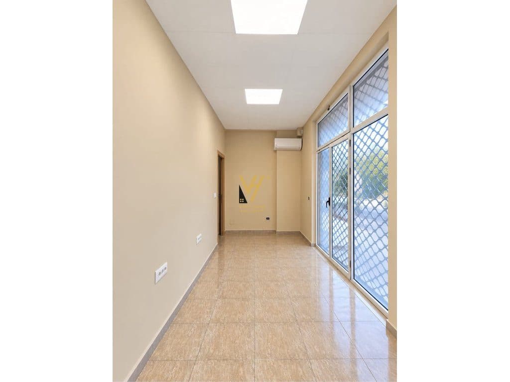 JEPET AMBIENT BIZNESI 30 M2 ME QIRA NE PORCELAN 40.000 LEKE