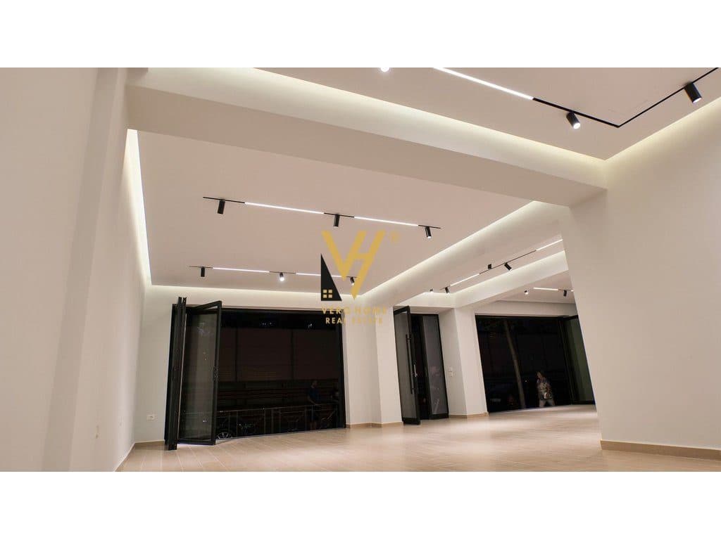 JEPET DYQAN 130 M2 ME QERA, KOMUNA E PARISIT 2.600 EURO