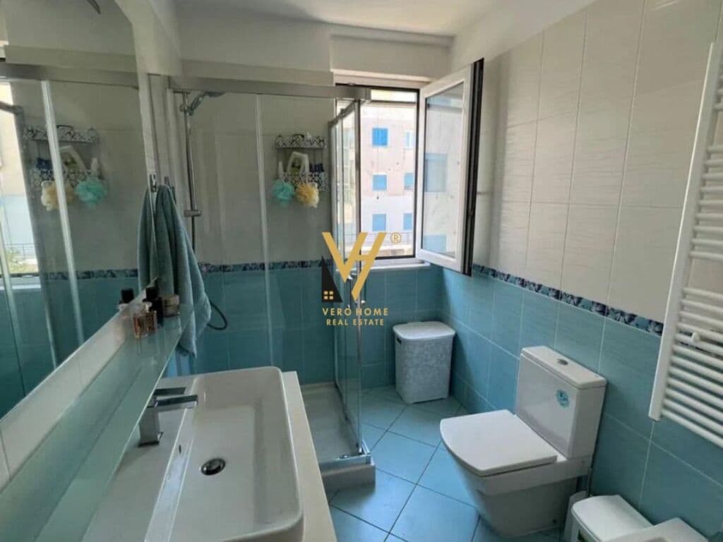 Shitet Apartament 3+1+2+ballkon ne Vlore , Lungomare 148 m2