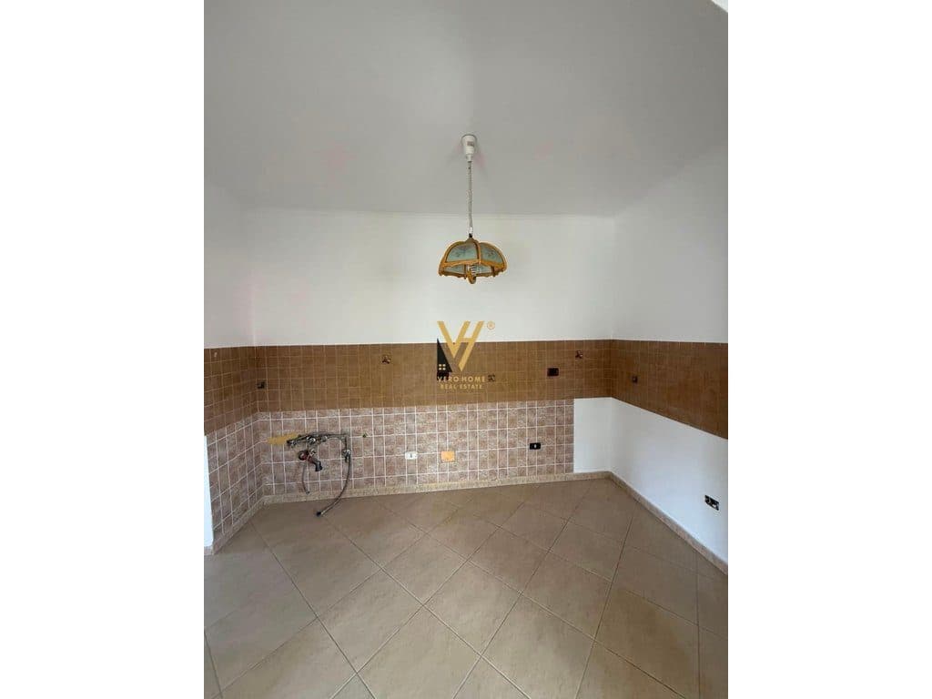 JEPET ZYRE 50 M2 ME QIRA TE KRISTAL CENTER 500 EURO 2
