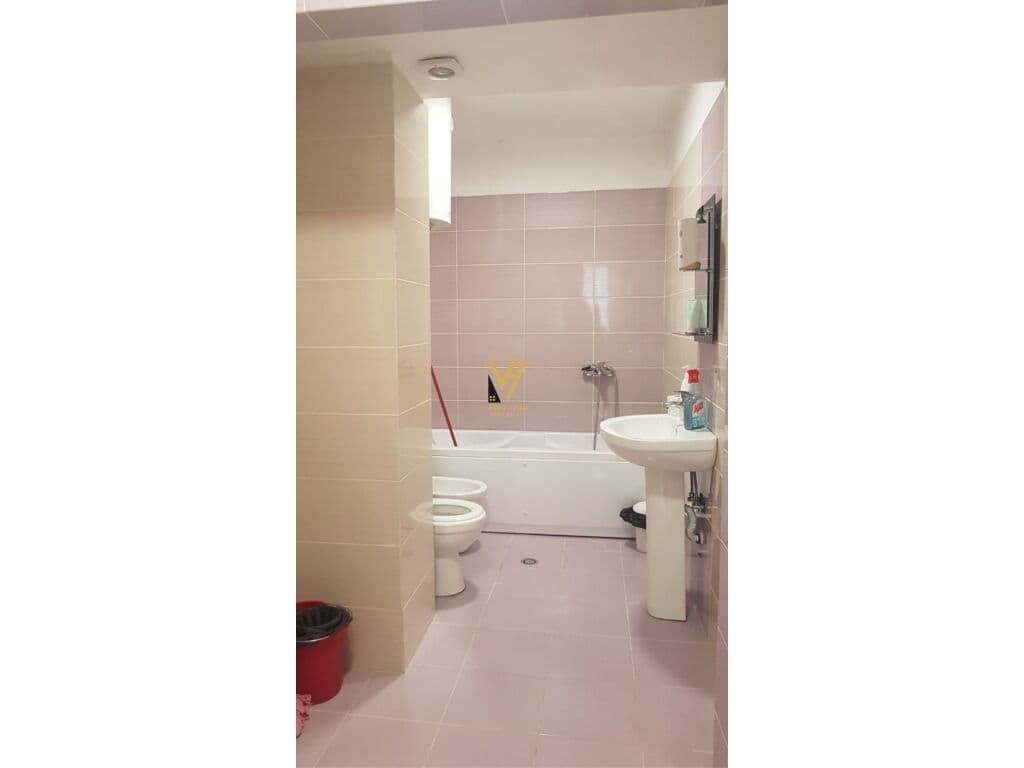 Jepet zyre me qera te Pazari i Ri 145 m2 2
