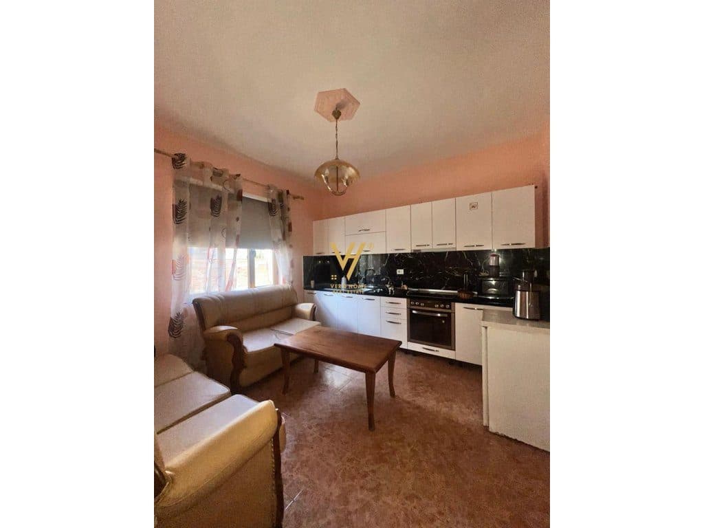 JEPET HYRJE 3+1 ME QERA TE SHALLVARET 1.500 EURO