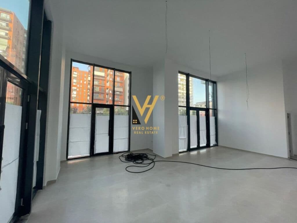 Jepet dyqan me qera te Rruga Kongres i Manastirit 130 m2
