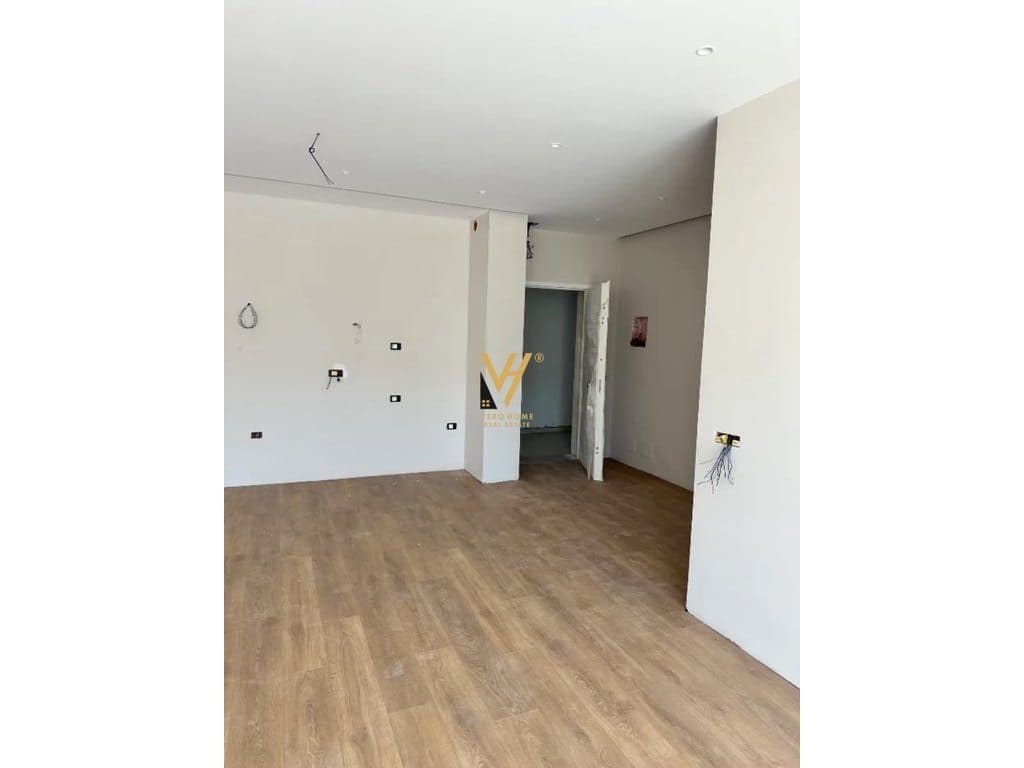 JEPET AMBIENT BIZNESI 117 M2 ME QIRA TE KOMUNA E PARISIT 1.700 EURO 3