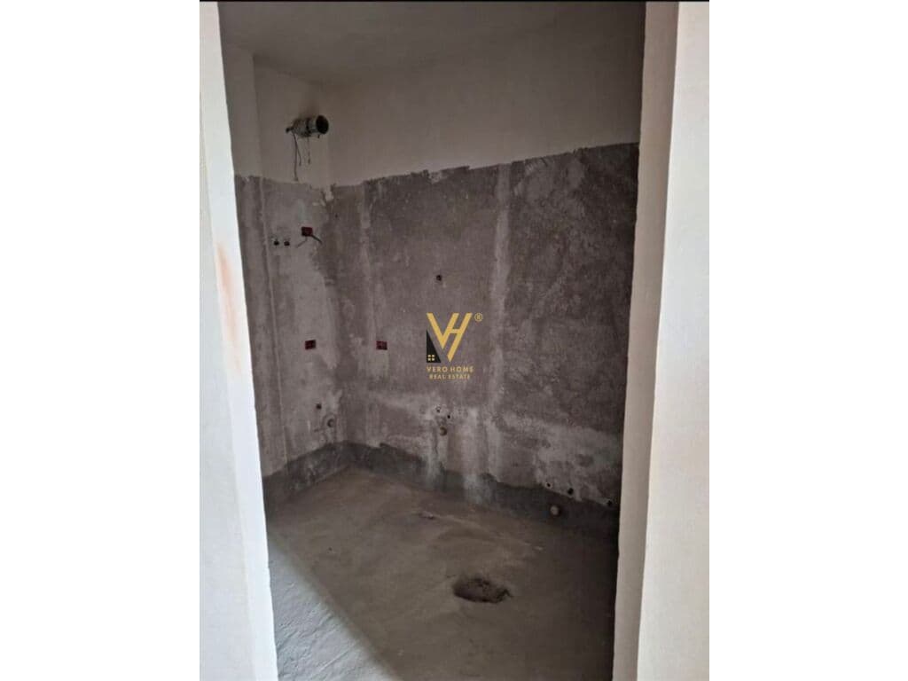 Shitet Apartament 1+1+garazhd te Rruga Azem Galica 112 m2 2