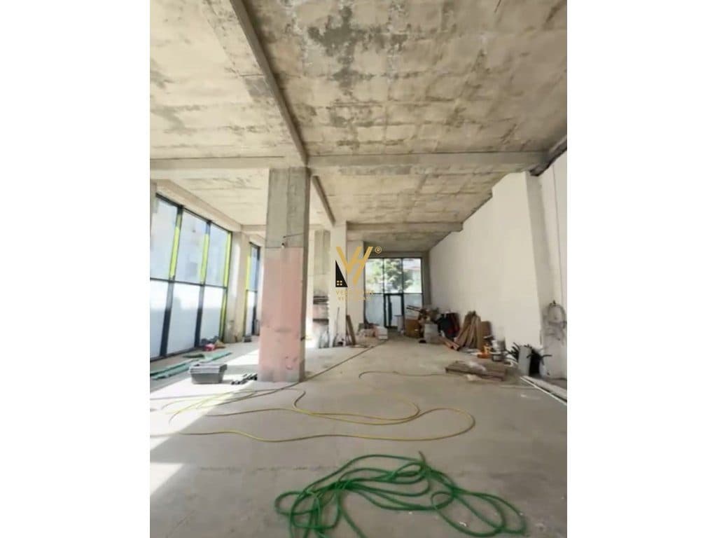 JEPET AMBIENT 220 M2 ME QIRA TE QENDRA CONDOR, RR.KAVAJES 4.400 EURO 1