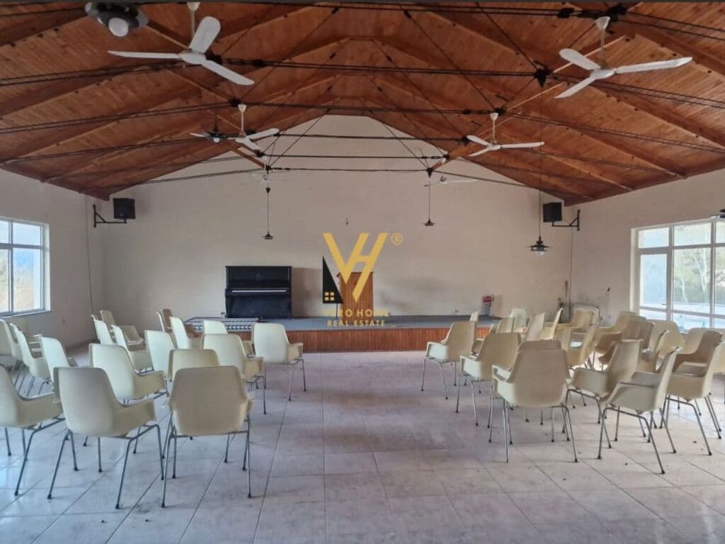 Shitet Godine Tre Kateshe dhe Truall ne Peze te Madhe 720 m2