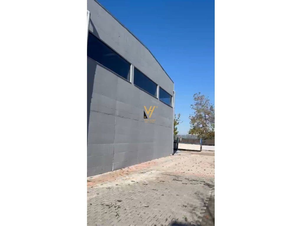 JEPET MAGAZINE 2.500 M2 ME QIRA TE URA E GJOLES, FUSHE KRUJE 3.500 EURO 4