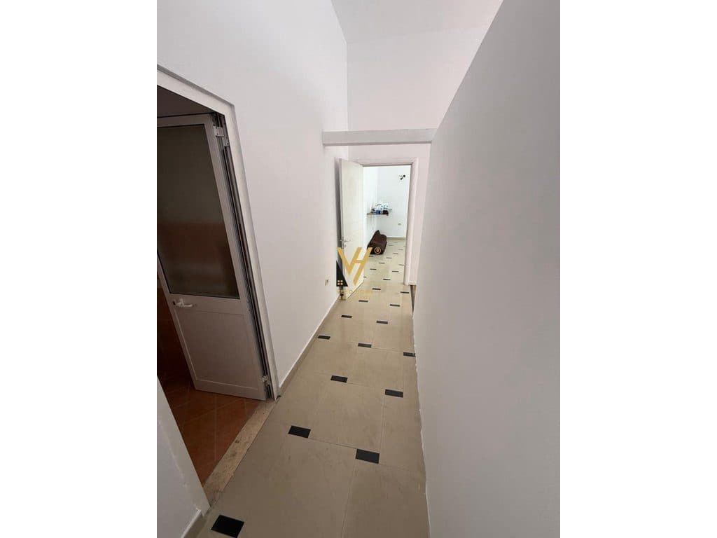 JEPET AMBIENT BIZNESI 97 M2 ME QIRA TE KODRA E DIELLIT 1.000 EURO 2