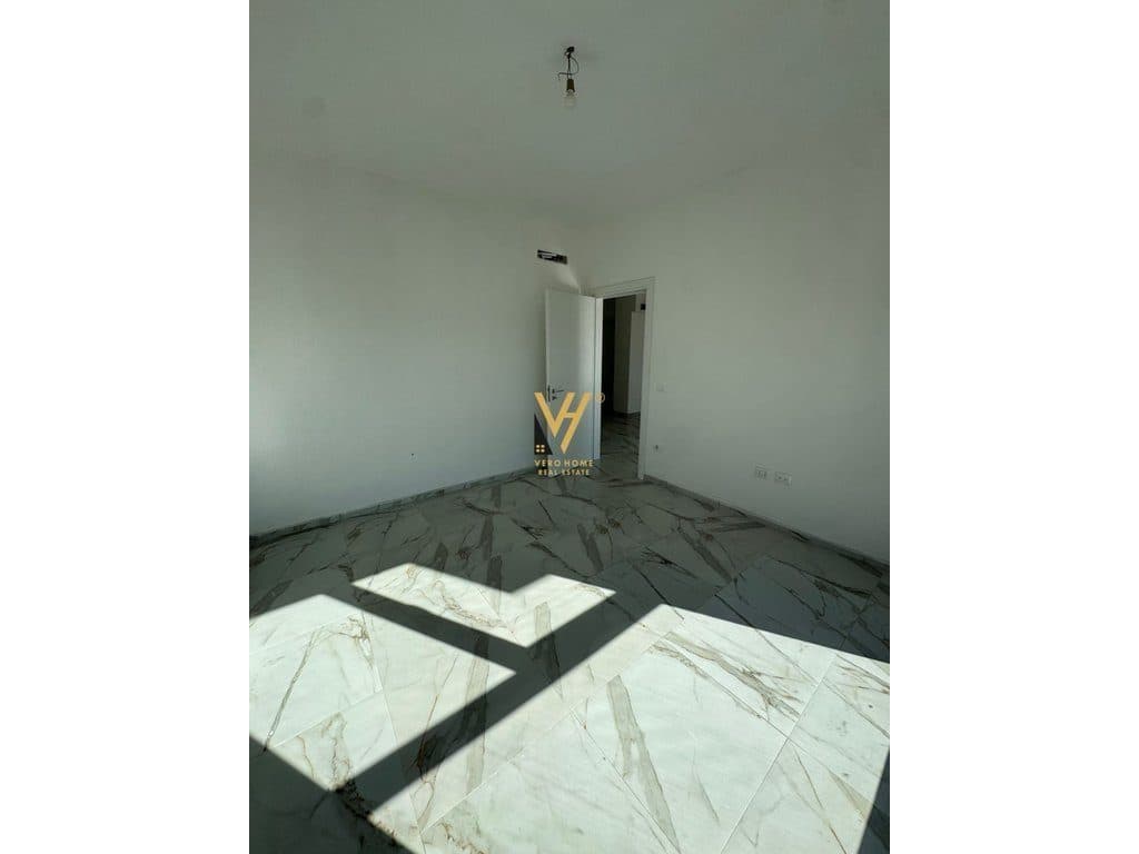JEPET ZYRE 65 M2 ME QERA TE RR.DRITAN HOXHA, KOM. AURA 50.000 LEKE 3