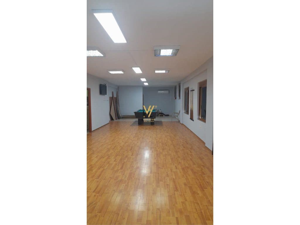 JEPET AMBIENT KOMERCIAL 200 M2 ME QERA TE KODRA E DIELLIT 1.400 EURO 2