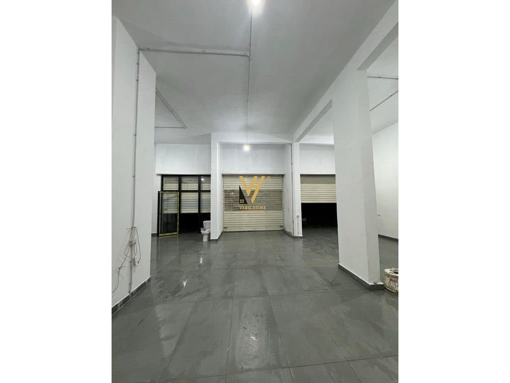 JEPET AMBIENT 105 M2 ME QERA TE FUSHA E AVIACIONIT 900 EURO 2