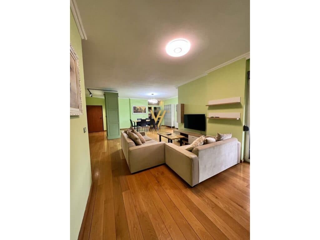 Shitet apartament 3+1+2 te Blloku pran Lsi 170 m2 3