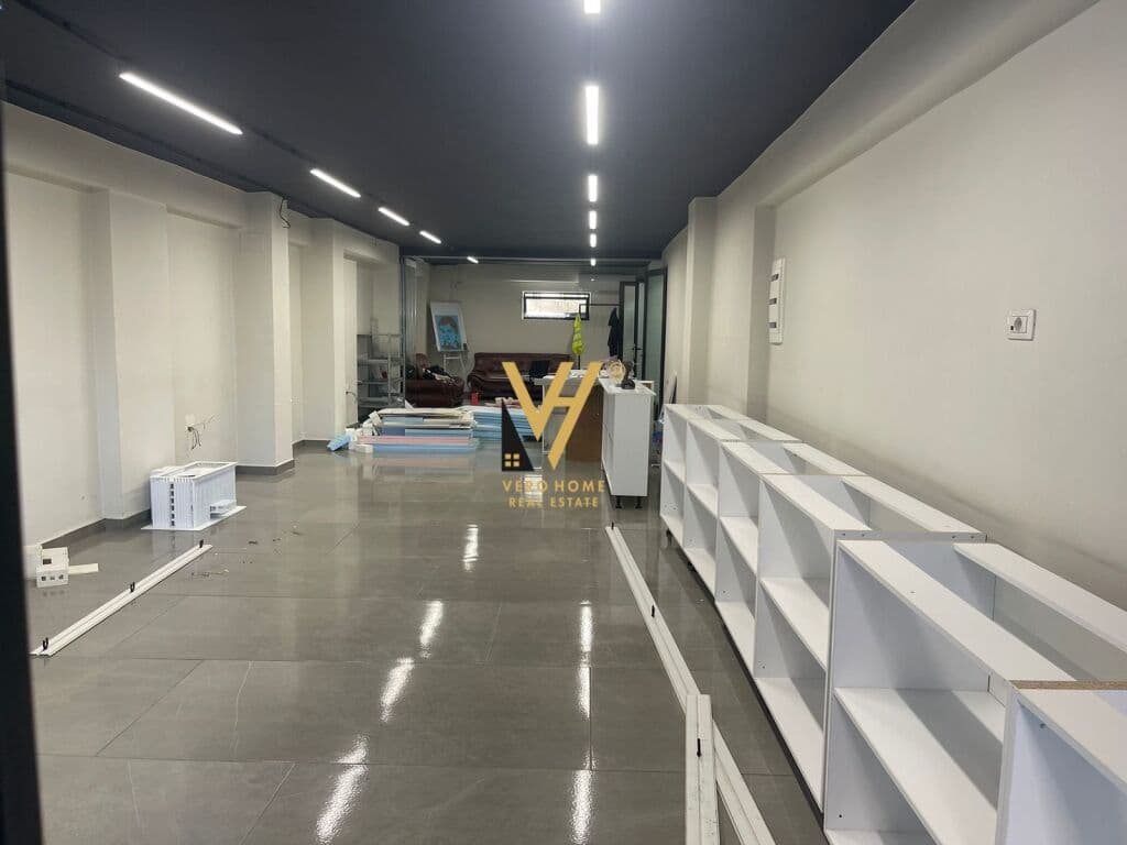 Jepet Dyqan me qera te Zogu i Zi 100 m2