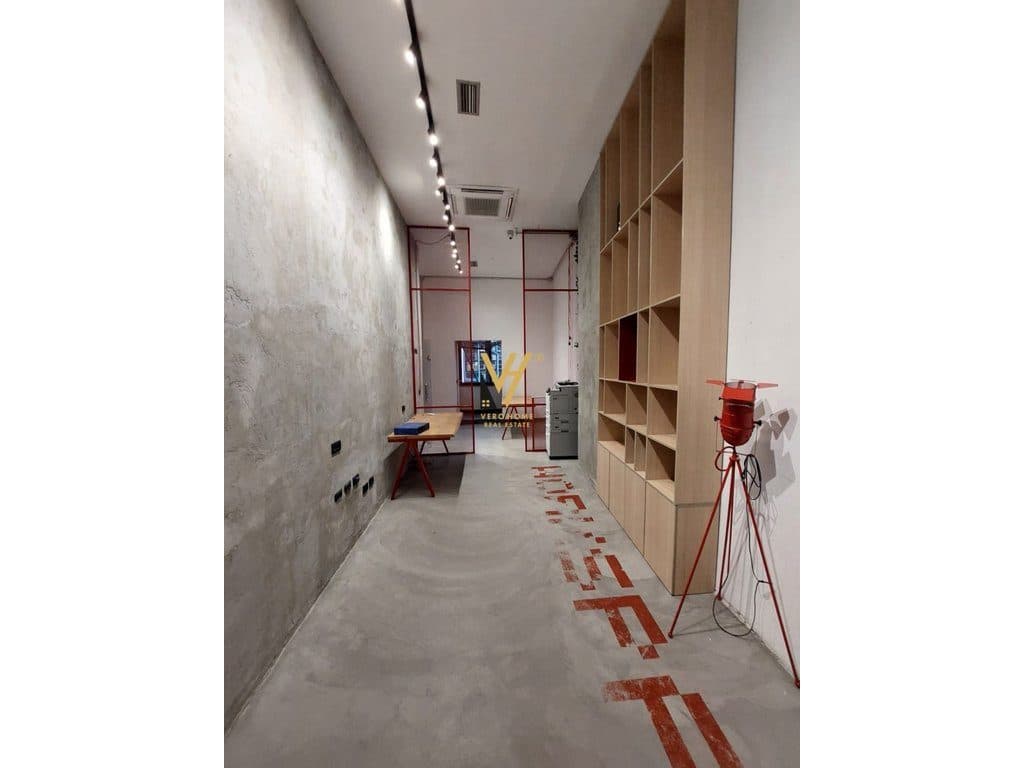JEPET ZYRE 45 M2 ME QERA TE RRUGA BARRIKADAVE 450 EURO
