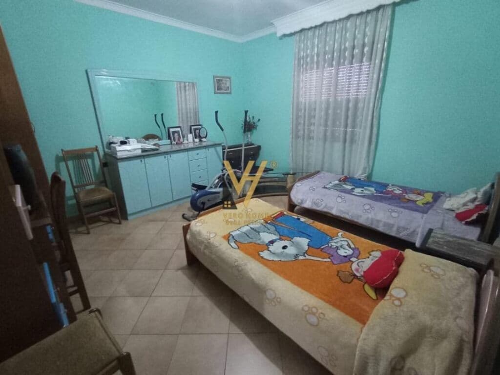 Shitet vile dy katshe ne Laprake 250 m2 3