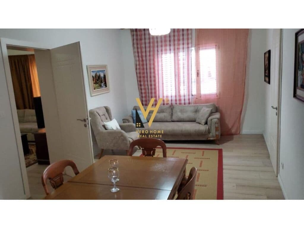 Jepet Apartament 2+1+ballkon me qera prane kishes Katolike,Rruga e Kavajes 110 m2