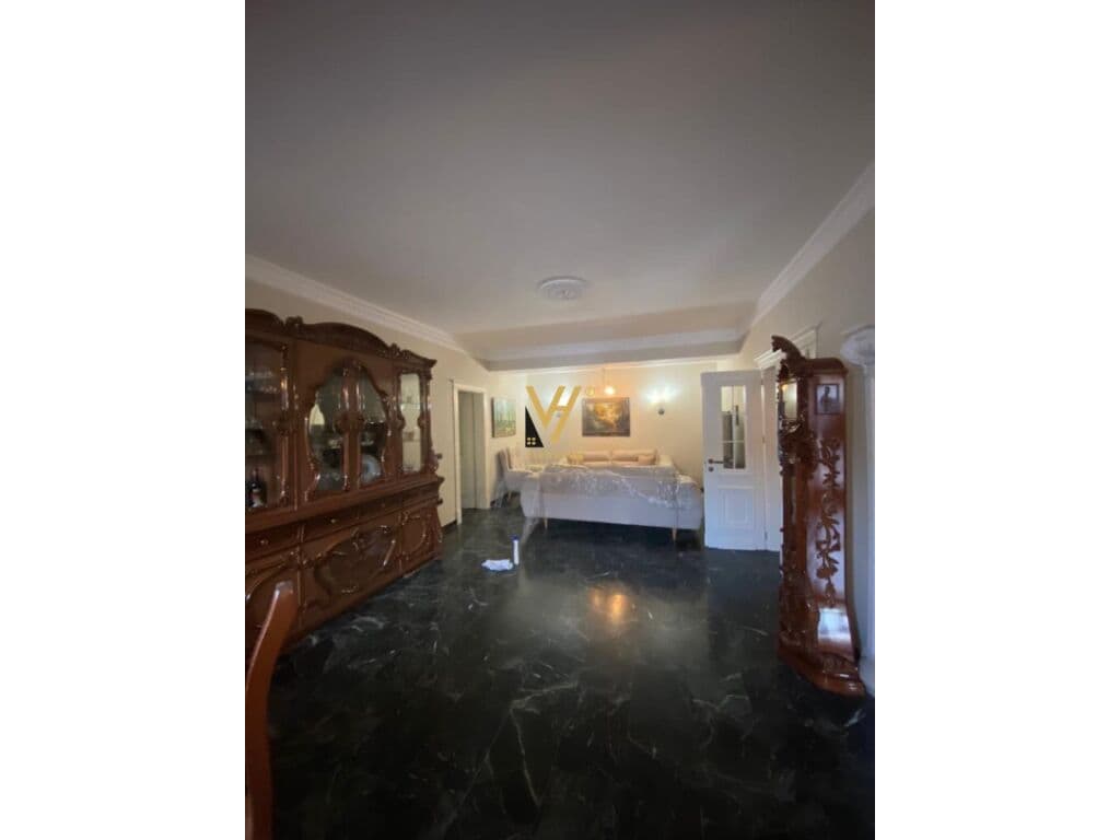 Jepet Apartament 3+1+2 me qera te Blloku 150 m2 3