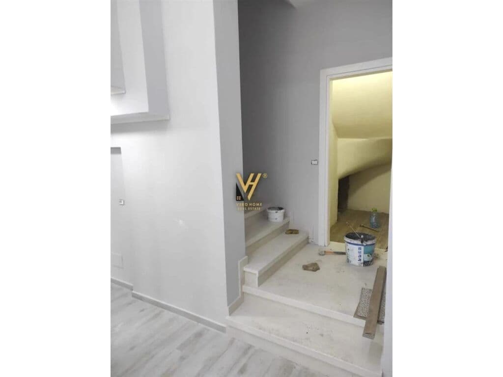 Shitet Njesi Biznesi te Rruga Hoxha Tahsim 135 m2