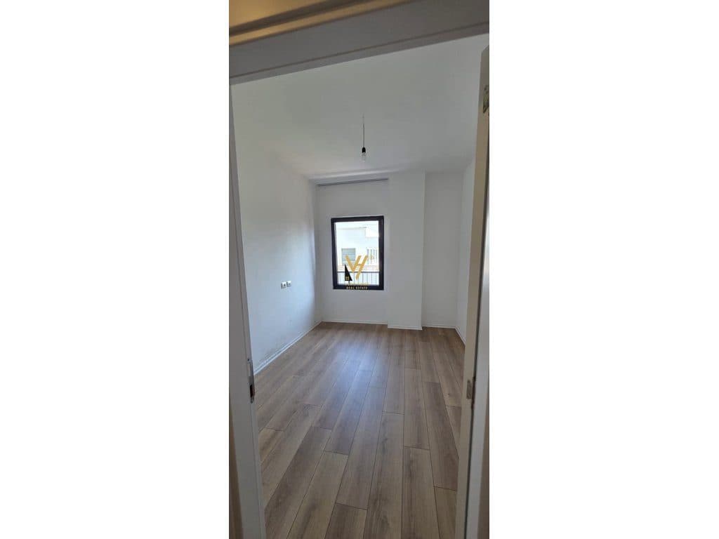 JEPET ZYRE 358 M2 ME QERA TE RRUGA E BARRIKADAVE 550.000 LEKE 3