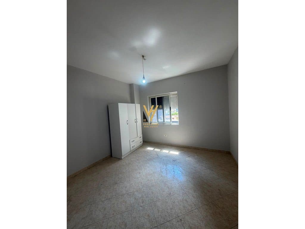 JEPET AMBIENT BIZNESI 136 M2 ME QERA TE 21 DHJETORI 700 EURO