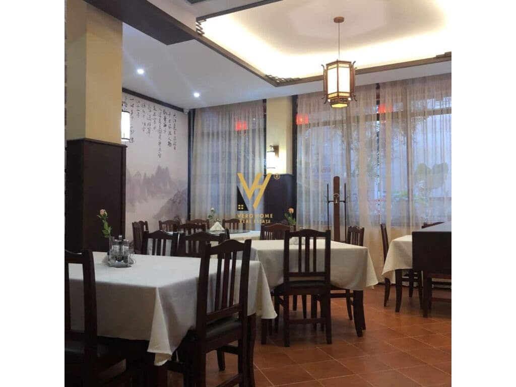 Shitet bar- restorant te Shallvaret 145 m2 2