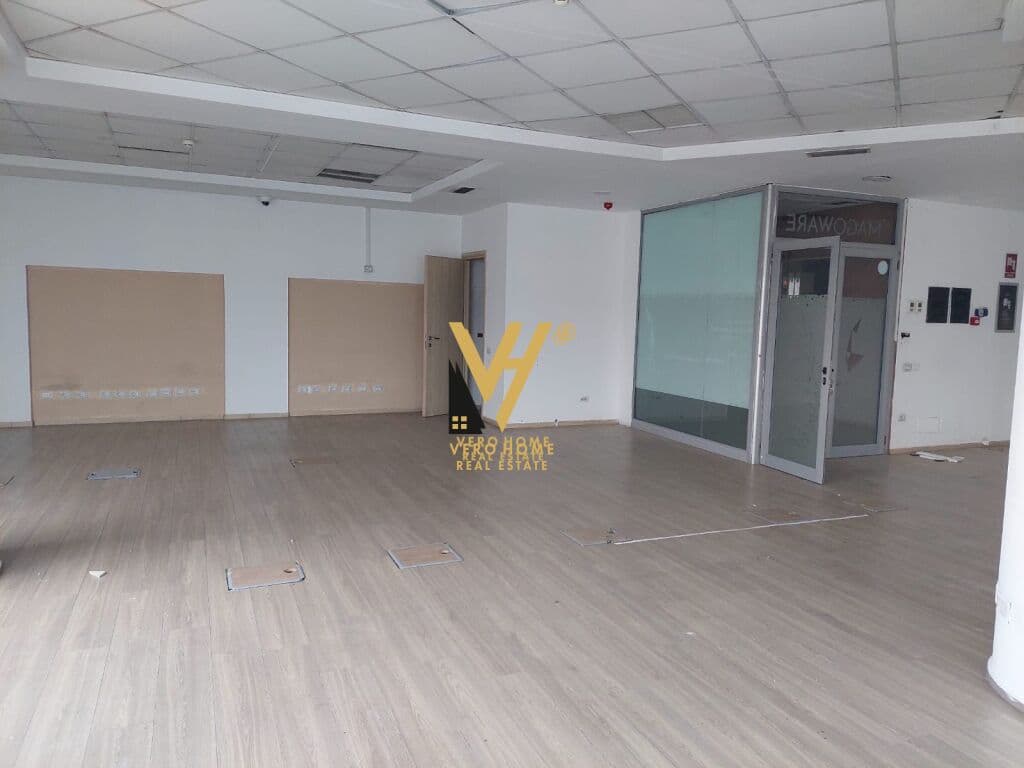 JEPET ZYRE 230 M2 ME QERA TE PALLATI ME SHIGJETA 2.600 EURO 2