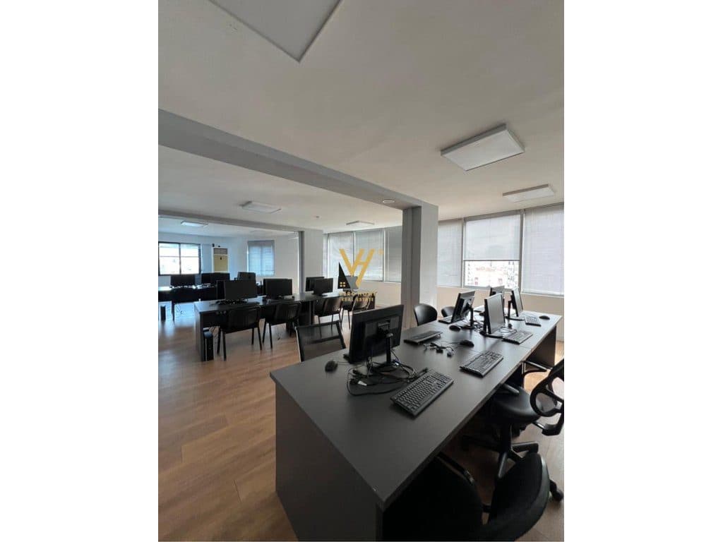 JEPET AMBIENT BIZNESI 371 M2 ME QERA TE USLUGA 3.000 EURO