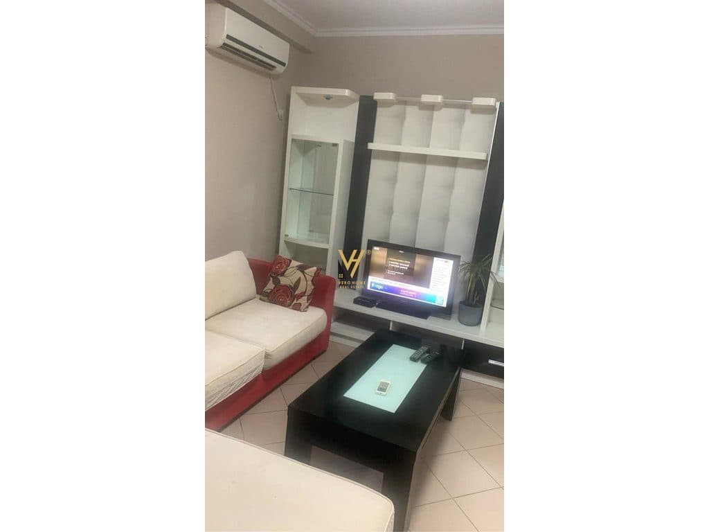 JEPET APARTAMENT 1+1+BLK ME QERA NE QENDER 60.000 LEKE 2