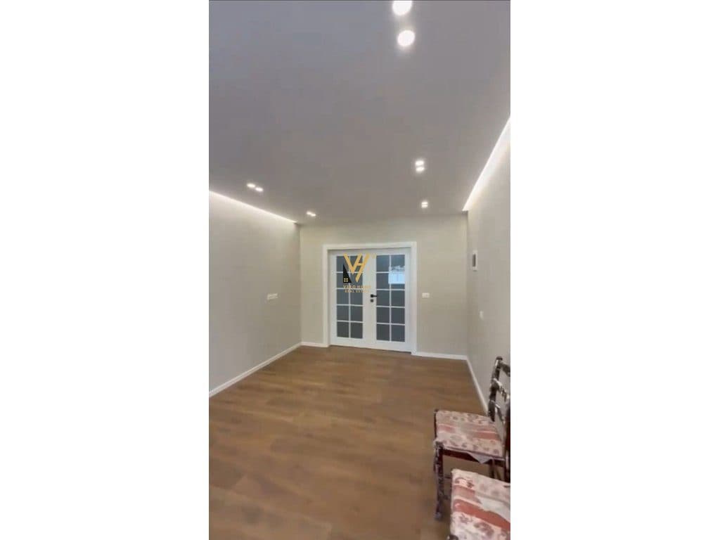 JEPET AMBIENT BIZNESI 45 M2 ME QERA TE RRUGA E ELBASANIT 650 EURO 1