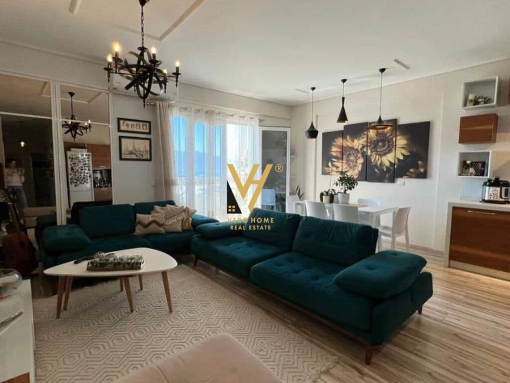 Shitet Apartament 3+1+2+ballkon ne Vlore , Lungomare 148 m2 3