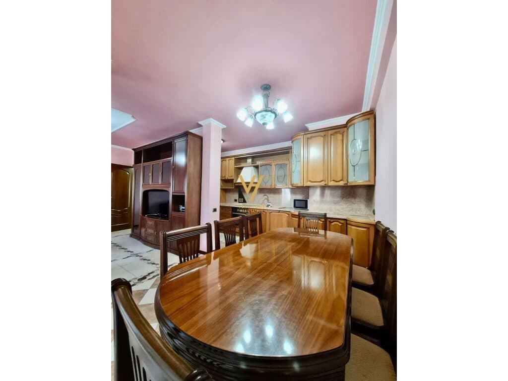 Jepet Apartament 3+1+2+ballkon me qera ne Qender 126 m2 3