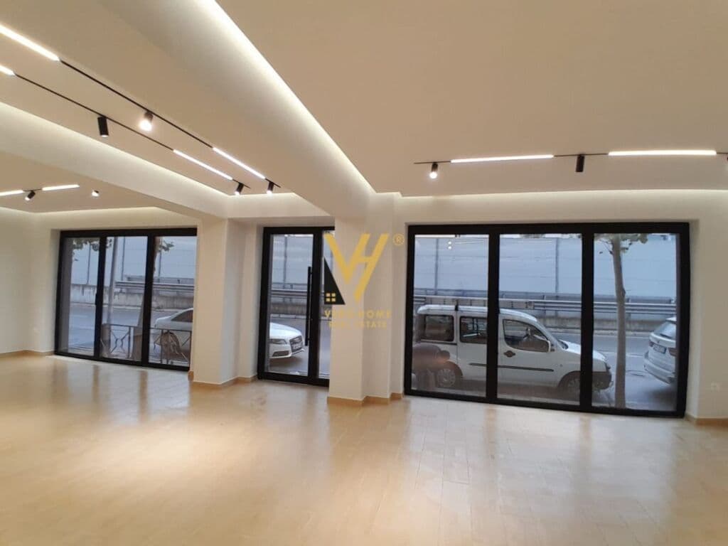 Jepet dyqan me qera te Komuna e Parisit 125 m2