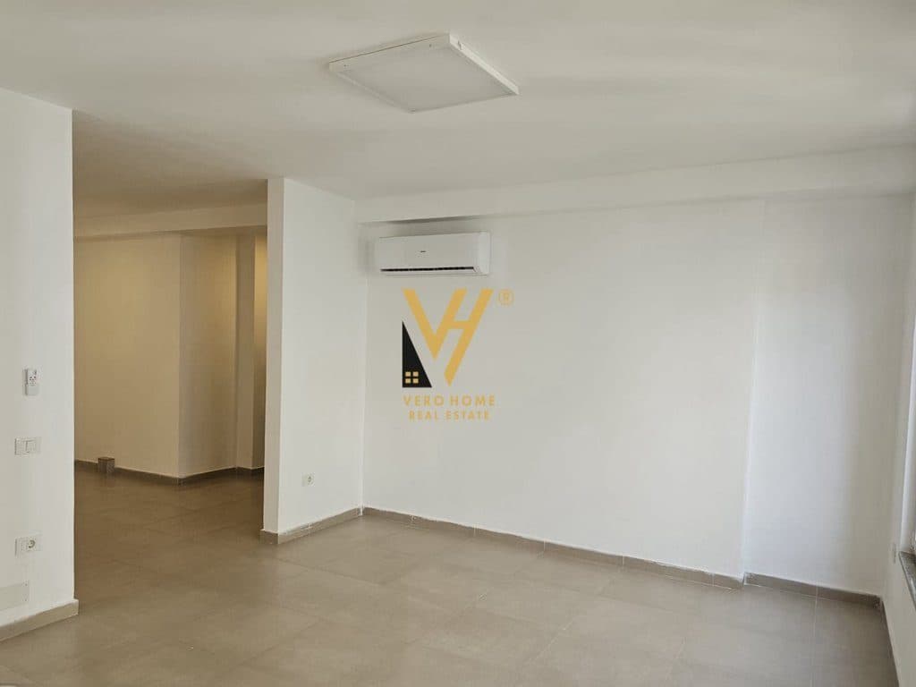 JEPET ZYRE 74 M2 ME QERA TE RRUGA ELBASANIT 1.200 EURO