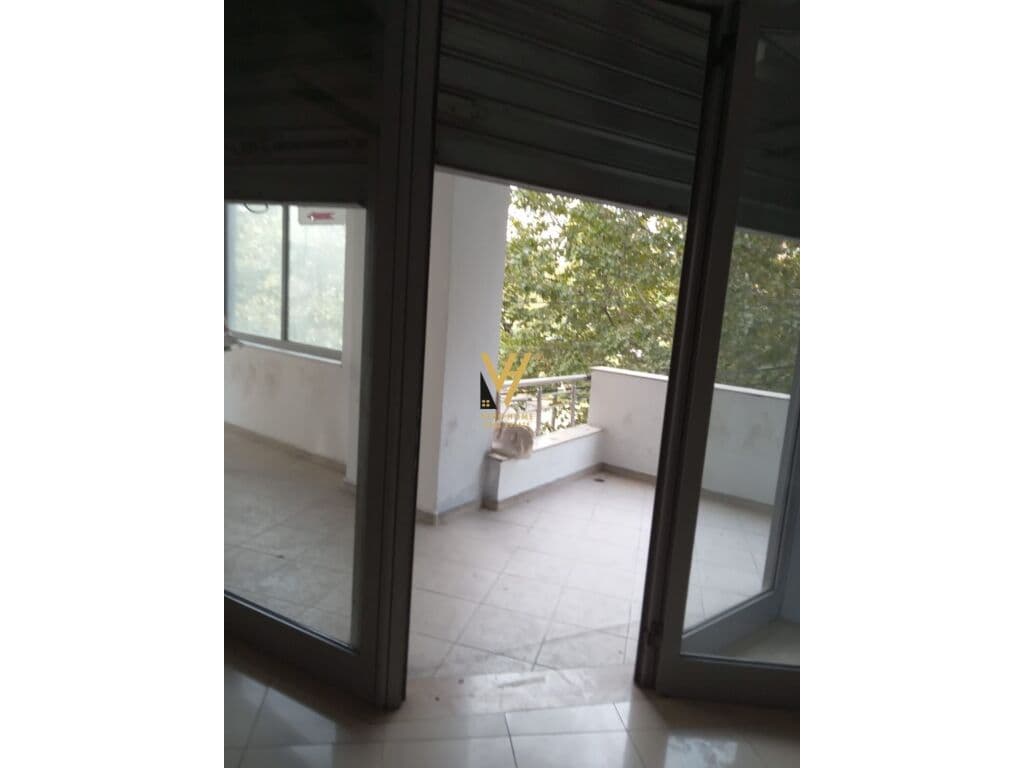Shitet Ambient Biznesi te Pallati me Shigjeta 45 m2 2