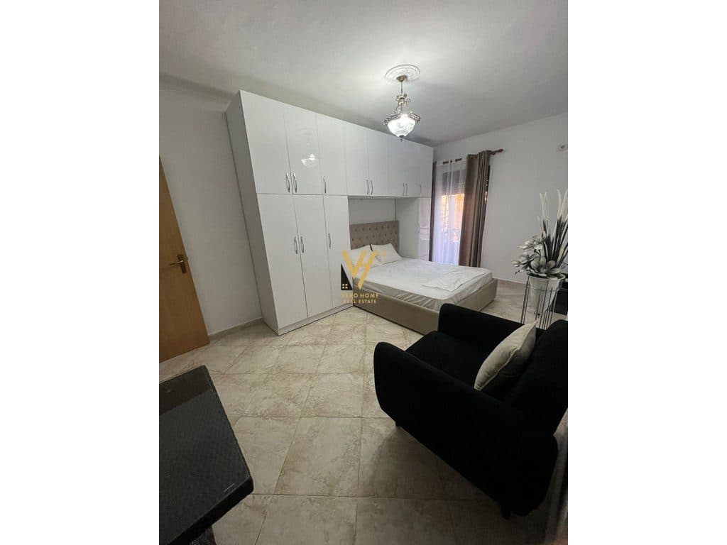 JEPET GARSONIERE 48 M2 ME QERA TE RRUGA E BARRIKADAVE 50.000 LEKE