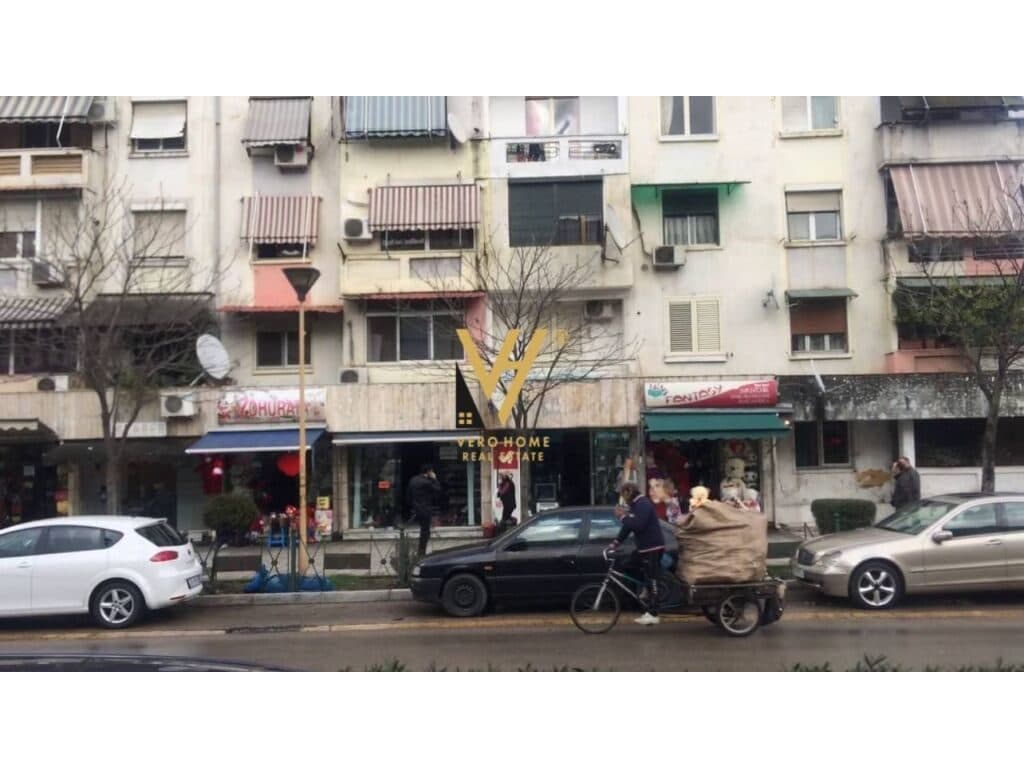 Shitet Dyqan buze rruges se 21 Dhjetorit 72 m2