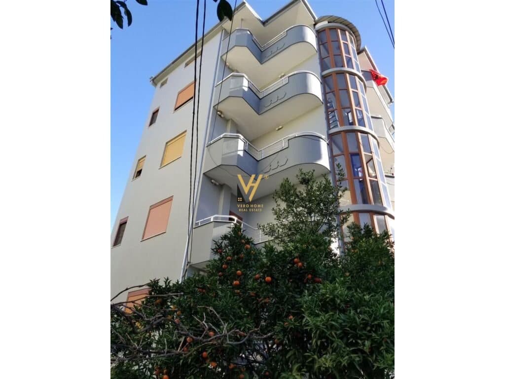 Shitet vile 4 kateshe+papafingo+garazhd ne Selite 625 m2
