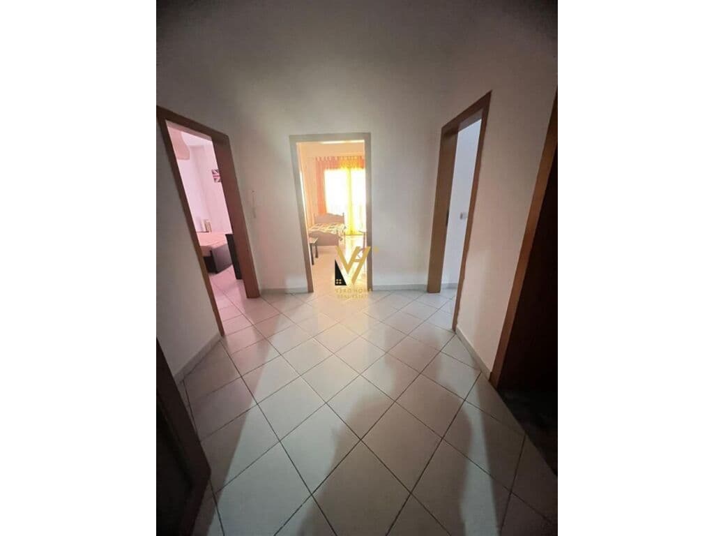 Jepet Apartament 2+1+2+ballkon me qera te Unaza e Re 110 m2 2