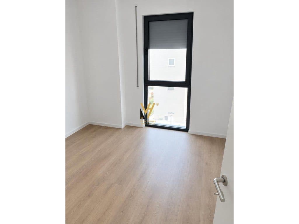 JEPET ZYRE 120 M2 ME QIRA TE KOMUNA E PARISIT 1.300 EURO 2