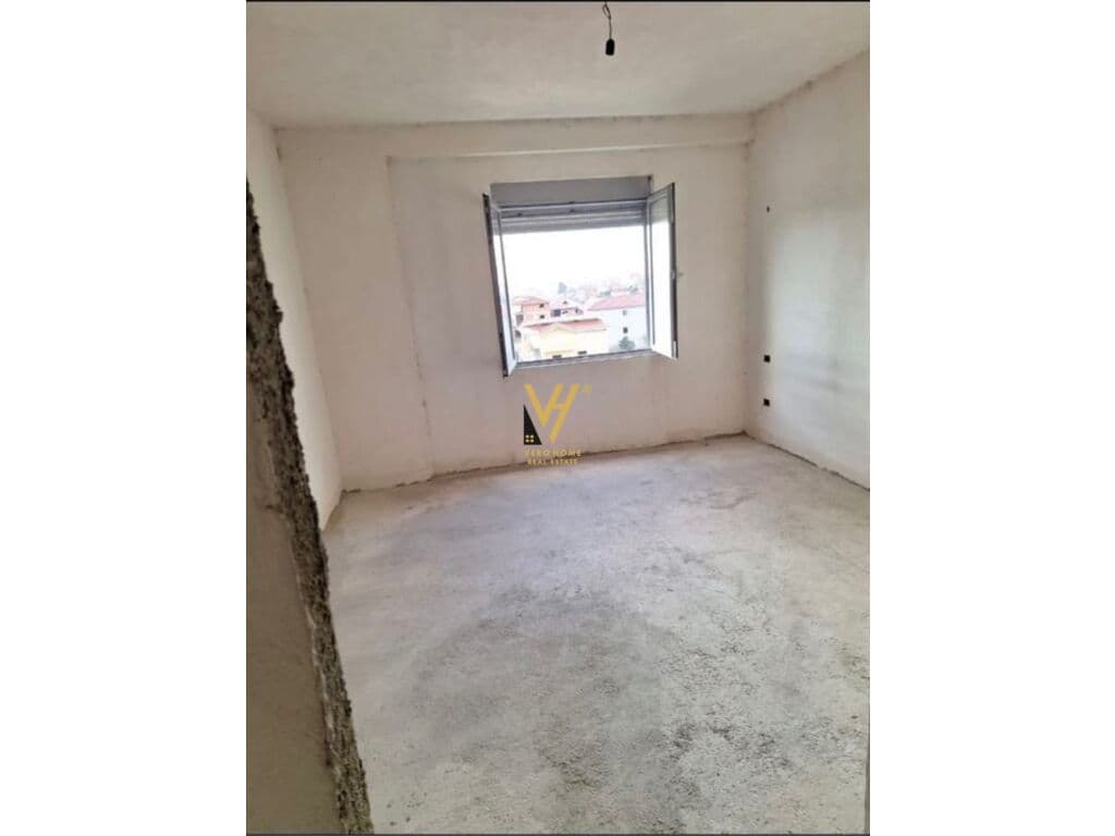 Shitet Apartament 1+1+garazhd te Rruga Azem Galica 112 m2